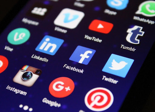 social listening vs social monitoring